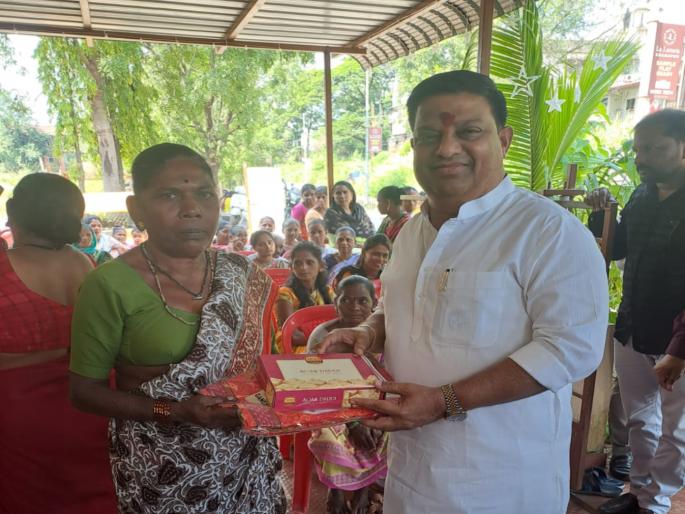 distribution of sarees and sweets to tribal women on the occasion of diwali in bhiwandi | दिवाळीनिमित्त आदिवासी महिलांना साडी व मिठाईचे वाटप distribution of sarees and sweets to tribal women on the occasion of diwali in bhiwandi | दिवाळीनिमित्त आदिवासी महिलांना साडी व मिठाईचे वाटप