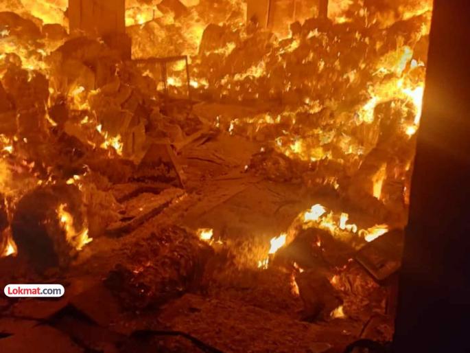 Fire breaks out at a notebook manufacturing company warehouse in Mankoli Bhiwandi Fortunately no casualties | भिवंडीतील मानकोली येथे वह्या बनवणाऱ्या कंपनीच्या गोदामाला आग; सुदैवाने जीवितहानी नाही
