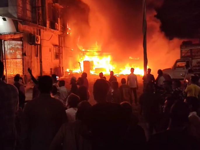 Massive fire breaks out at auto parts shop at Vanjarpatti Naka in Bhiwandi | भिवंडीतील वंजारपट्टी नाका येथे ऑटो पार्टसच्या दुकानाला भीषण आग  Massive fire breaks out at auto parts shop at Vanjarpatti Naka in Bhiwandi | भिवंडीतील वंजारपट्टी नाका येथे ऑटो पार्टसच्या दुकानाला भीषण आग