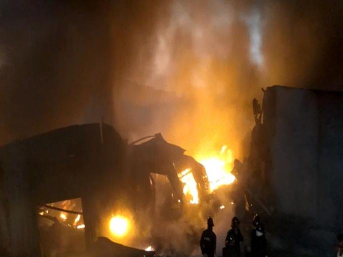 Fire broke out at a godown in Bhiwandi's Gayatri Nagar area | भिवंडीत भंगार गोदामात अग्नितांडव,15 ते 16 गोदामं जळून खाक Fire broke out at a godown in Bhiwandi's Gayatri Nagar area | भिवंडीत भंगार गोदामात अग्नितांडव,15 ते 16 गोदामं जळून खाक