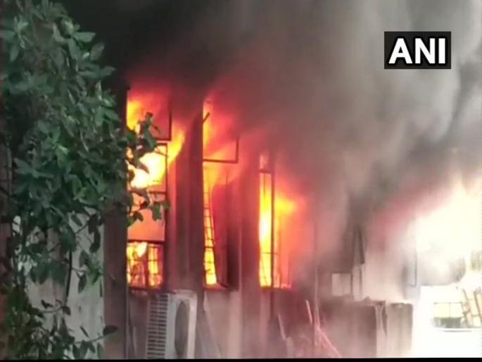Fire breaks out in a cloth factory in Bhiwandi. Three fire tenders present at the spot | भिवंडी शहरात पुन्हा अग्नितांडव, उजागर डाईंगला भीषण आग Fire breaks out in a cloth factory in Bhiwandi. Three fire tenders present at the spot | भिवंडी शहरात पुन्हा अग्नितांडव, उजागर डाईंगला भीषण आग