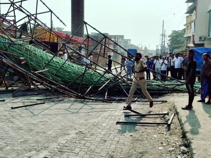 Negligence on the part of Bhiwandi metro project The the column spear collapsed | भिवंडीतील मेट्रो प्रकल्पातील हलगर्जीपणा चव्हाट्यावर; कॉलम सळईचा सांगाडा कोसळला Negligence on the part of Bhiwandi metro project The the column spear collapsed | भिवंडीतील मेट्रो प्रकल्पातील हलगर्जीपणा चव्हाट्यावर; कॉलम सळईचा सांगाडा कोसळला