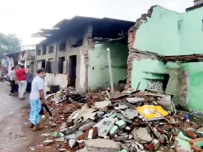 Bhiwandi: In the name of road widening, the houses of citizens were destroyed in heavy rains, the strange behavior of Bhiwandi municipality | Thane: रस्ता रुंदीकरणाच्या नावाखाली भर पावसात तोडली नागरिकांची घरे, भिवंडी मनपाचा अजब कारभार Bhiwandi: In the name of road widening, the houses of citizens were destroyed in heavy rains, the strange behavior of Bhiwandi municipality | Thane: रस्ता रुंदीकरणाच्या नावाखाली भर पावसात तोडली नागरिकांची घरे, भिवंडी मनपाचा अजब कारभार