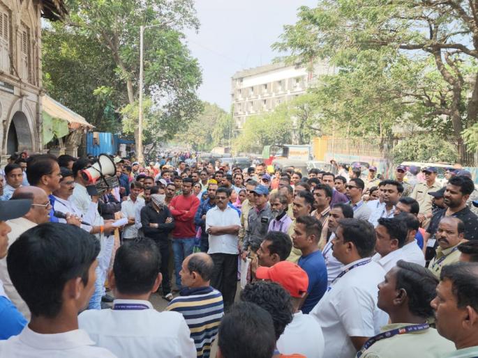 demonstration in front of the municipal headquarters after the unfortunate death of municipal sanitation worker in Bhiwandi | भिवंडीत मनपा सफाई कर्मचाऱ्याच्या दुर्दैवी मृत्यूनंतर पालिका मुख्यालयासमोर निदर्शने demonstration in front of the municipal headquarters after the unfortunate death of municipal sanitation worker in Bhiwandi | भिवंडीत मनपा सफाई कर्मचाऱ्याच्या दुर्दैवी मृत्यूनंतर पालिका मुख्यालयासमोर निदर्शने