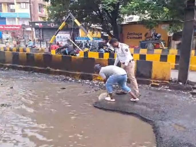 Potholes filled by traffic police in Bhiwandi; Municipal administration's neglect of potholes | भिवंडीत वाहतूक पोलिसांनी बुजवले खड्डे; मनपा प्रशासनाचे खड्ड्यांकडे दुर्लक्ष Potholes filled by traffic police in Bhiwandi; Municipal administration's neglect of potholes | भिवंडीत वाहतूक पोलिसांनी बुजवले खड्डे; मनपा प्रशासनाचे खड्ड्यांकडे दुर्लक्ष