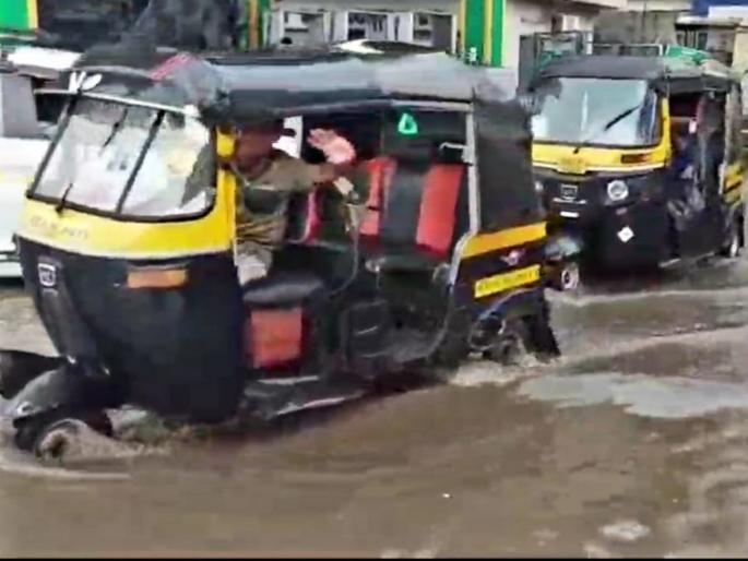 Bhiwandi is lashed by heavy rains, traffic jams due to waterlogging | परतीच्या पावसाने भिवंडीला झोडपले, पाणी साचल्याने वाहनांना वाहतुकीस अडथळा Bhiwandi is lashed by heavy rains, traffic jams due to waterlogging | परतीच्या पावसाने भिवंडीला झोडपले, पाणी साचल्याने वाहनांना वाहतुकीस अडथळा