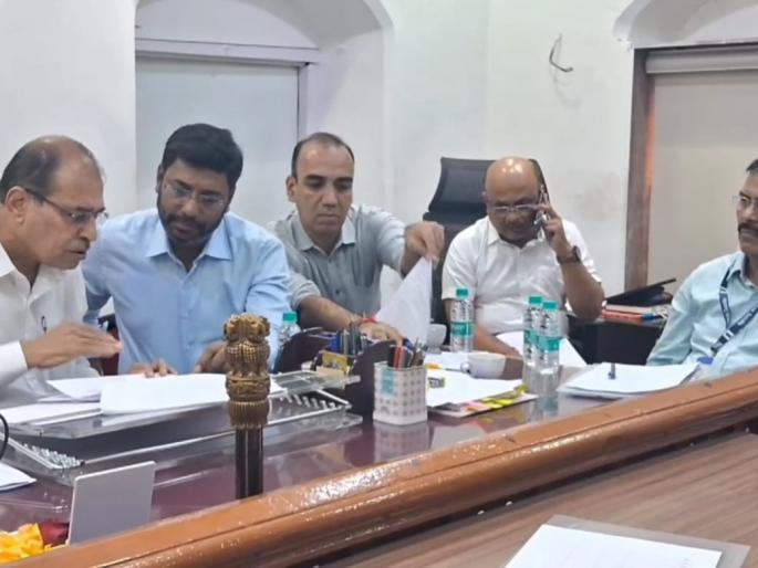 The administration needs to take immediate steps to rehabilitate the tribal laborers who have been freed from slavery Vivek Pandit | वेठबिगारीतून मुक्ती झालेल्या आदिवासी मजुरांच्या पुनर्वसनासाठी प्रशासनाने तातडीने पावले उचलण्याची गरज- विवेक पंडित The administration needs to take immediate steps to rehabilitate the tribal laborers who have been freed from slavery Vivek Pandit | वेठबिगारीतून मुक्ती झालेल्या आदिवासी मजुरांच्या पुनर्वसनासाठी प्रशासनाने तातडीने पावले उचलण्याची गरज- विवेक पंडित