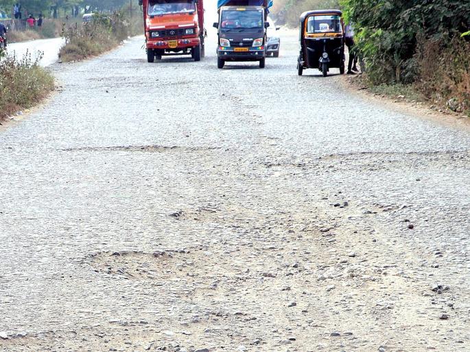 Despite the five tolls, the roads were paved | पाच टोलनाके असूनही रस्त्यांची झाली चाळण Despite the five tolls, the roads were paved | पाच टोलनाके असूनही रस्त्यांची झाली चाळण