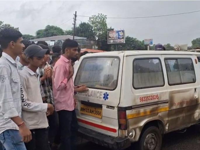 A pothole on Bhiwandi Wada road claimed the life of a youth; Angry villagers blocked the road by placing an ambulance on the road | भिवंडी वाडा रस्त्यावर खड्ड्याने घेतला युवकाचा बळी; संतप्त ग्रामस्थांचा रुग्णवाहिका रस्त्यावर ठेवत रास्तारोको