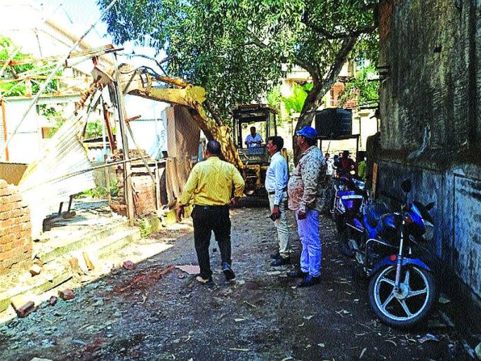 Hammer at the former councilor's office | माजी नगरसेवकाच्या कार्यालयावर हातोडा
