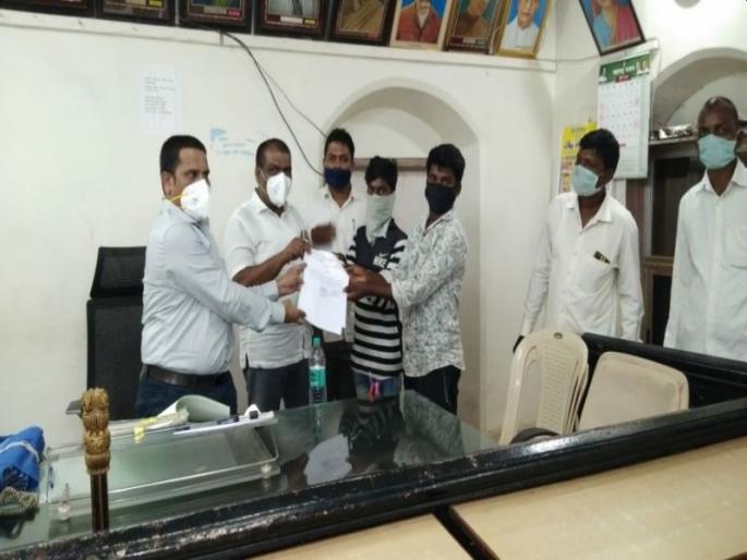 In Bhiwandi, two youths from a tribal Katkari family were freed from forced labor by a labor union | भिवंडीत आदिवासी कातकरी कुटुंबातील दोन तरुणांना श्रमजीवी संघटनेने केले वेठबिगारीतून मुक्त In Bhiwandi, two youths from a tribal Katkari family were freed from forced labor by a labor union | भिवंडीत आदिवासी कातकरी कुटुंबातील दोन तरुणांना श्रमजीवी संघटनेने केले वेठबिगारीतून मुक्त