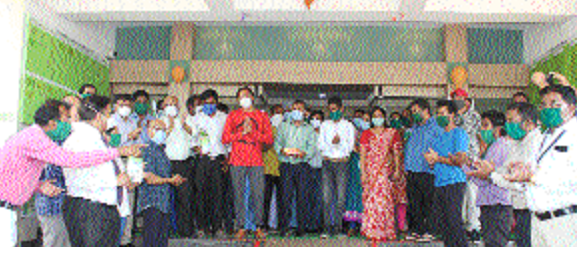 Message from hospital given to coronas-free siblings during flowering year | फुलांच्या वर्षावात कोरोनामुक्त भाऊ-बहिणींला दिला रुग्णालयातून निरोप; भक्तीपूजानगरमध्येही आनंदोत्सव Message from hospital given to coronas-free siblings during flowering year | फुलांच्या वर्षावात कोरोनामुक्त भाऊ-बहिणींला दिला रुग्णालयातून निरोप; भक्तीपूजानगरमध्येही आनंदोत्सव