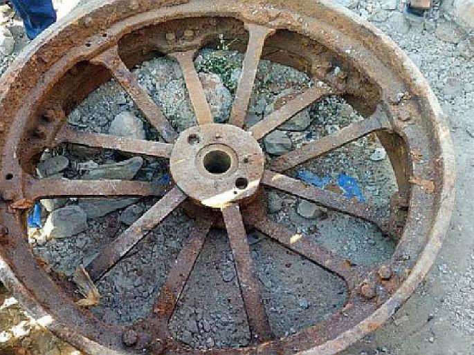 Ancient iron wheel found in fort beautification excavations in pauni bhandara | किल्ला सौंदर्यीकरणाच्या खोदकामात सापडले प्राचीन लोखंडी चाक Ancient iron wheel found in fort beautification excavations in pauni bhandara | किल्ला सौंदर्यीकरणाच्या खोदकामात सापडले प्राचीन लोखंडी चाक