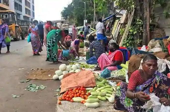 Crowds in the markets to buy materials due to the acceleration of agricultural work | शेतीच्या कामांना वेग आल्याने साहित्य खरेदीसाठी बाजारपेठांमध्ये गर्दी Crowds in the markets to buy materials due to the acceleration of agricultural work | शेतीच्या कामांना वेग आल्याने साहित्य खरेदीसाठी बाजारपेठांमध्ये गर्दी
