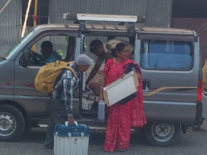 Staff leave for polling stations with materials | मतदान केंद्रांवर कर्मचारी साहित्य घेऊन रवाना; बूथवर मंडप उभारणी, पिण्याच्या पाण्याची सोय Staff leave for polling stations with materials | मतदान केंद्रांवर कर्मचारी साहित्य घेऊन रवाना; बूथवर मंडप उभारणी, पिण्याच्या पाण्याची सोय