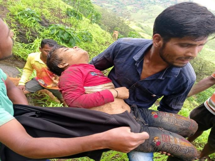 A 10-year-old boy slipped from Kenjal fort in the morning and survived in the valley with the help of villagers | भोरमध्ये केंजळ गडावरून पाय घसरत १० वर्षीय मुलगा दरीत, ग्रामस्थांच्या मदतीने वाचले प्राण A 10-year-old boy slipped from Kenjal fort in the morning and survived in the valley with the help of villagers | भोरमध्ये केंजळ गडावरून पाय घसरत १० वर्षीय मुलगा दरीत, ग्रामस्थांच्या मदतीने वाचले प्राण