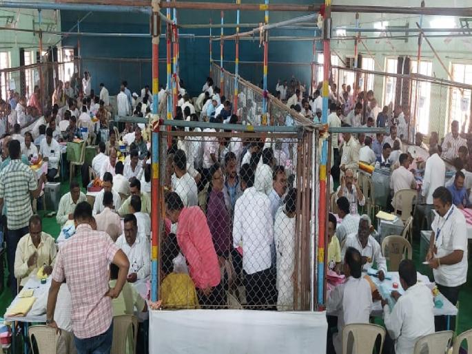 Bhogavati Factory Election: Confusion during counting due to incorrect registration of votes | Kolhapur: भोगावती कारखाना निवडणूक: मतदान चुकीचे नोंदवल्यावरुन मतमोजणीवेळी गोंधळ Bhogavati Factory Election: Confusion during counting due to incorrect registration of votes | Kolhapur: भोगावती कारखाना निवडणूक: मतदान चुकीचे नोंदवल्यावरुन मतमोजणीवेळी गोंधळ