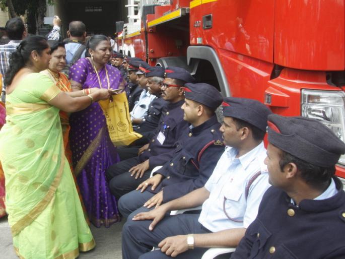 bhaubeej with firebrigade | जनतेची भाऊबीज हा आयुष्यातील आनंदाचा अनमोल ठेवा; अग्निशामक दलासह अनोखी भाऊबीज bhaubeej with firebrigade | जनतेची भाऊबीज हा आयुष्यातील आनंदाचा अनमोल ठेवा; अग्निशामक दलासह अनोखी भाऊबीज