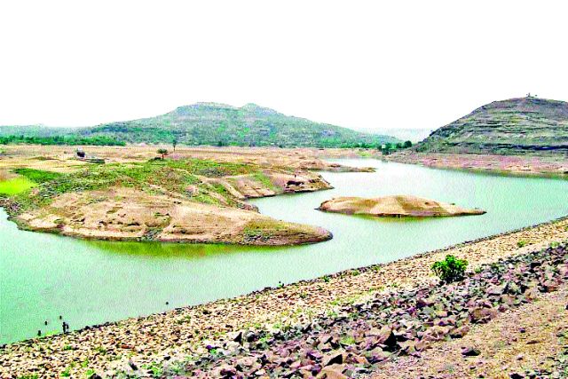 Bhojapur's sludge paused | भोजापूरचा गाळ उपसा रखडला Bhojapur's sludge paused | भोजापूरचा गाळ उपसा रखडला