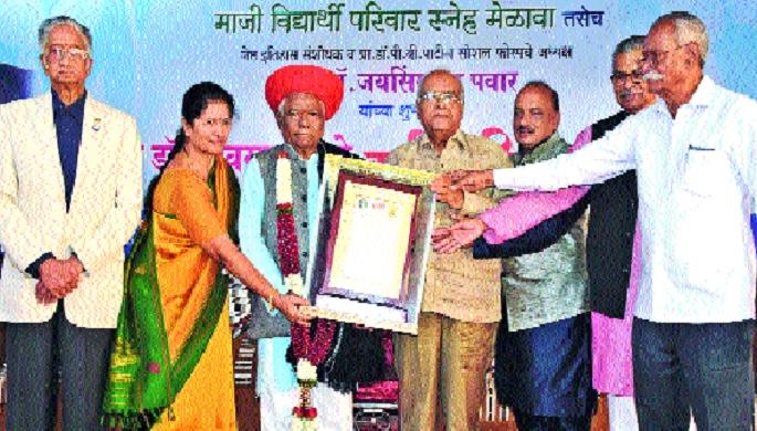 There should be a concerted effort to develop nuclear power | अणुऊर्जा विकासासाठी एकत्रित प्रयत्न हवा : शिवराम भोजे There should be a concerted effort to develop nuclear power | अणुऊर्जा विकासासाठी एकत्रित प्रयत्न हवा : शिवराम भोजे