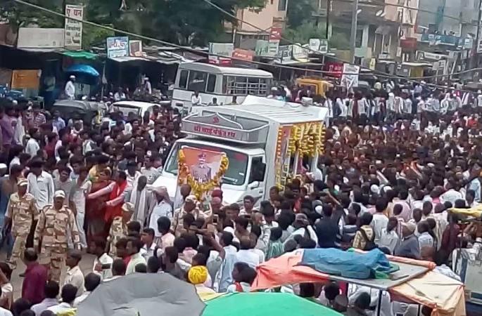 Funeral on the birthday of 'Sarhad Jawan ... Amar ...' |  ' शहीद जवान.. अमर रहे' ...च्या जयघोषात सुभेदार नरसींग जिल्लेवाड यांच्या पार्थिवावर अंत्यसंस्कार
