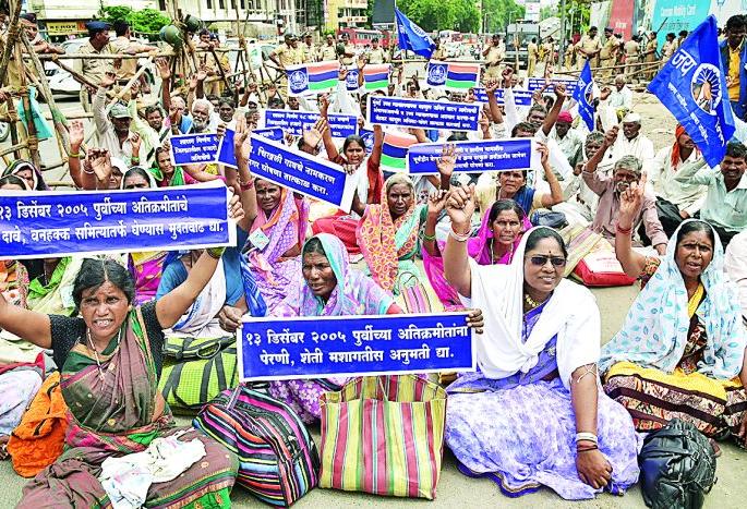 One slogan 'Satbara': Give land rent of encroached revenue | एकच नारा ‘सातबारा’ : अतिक्रमित महसूल जमिनीचे पट्टे द्या One slogan 'Satbara': Give land rent of encroached revenue | एकच नारा ‘सातबारा’ : अतिक्रमित महसूल जमिनीचे पट्टे द्या