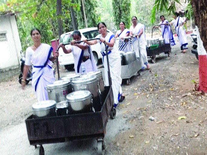 A 5-kg trolley carrying a female | महिला ओढताहेत ३५० किलोंची ट्रॉली A 5-kg trolley carrying a female | महिला ओढताहेत ३५० किलोंची ट्रॉली