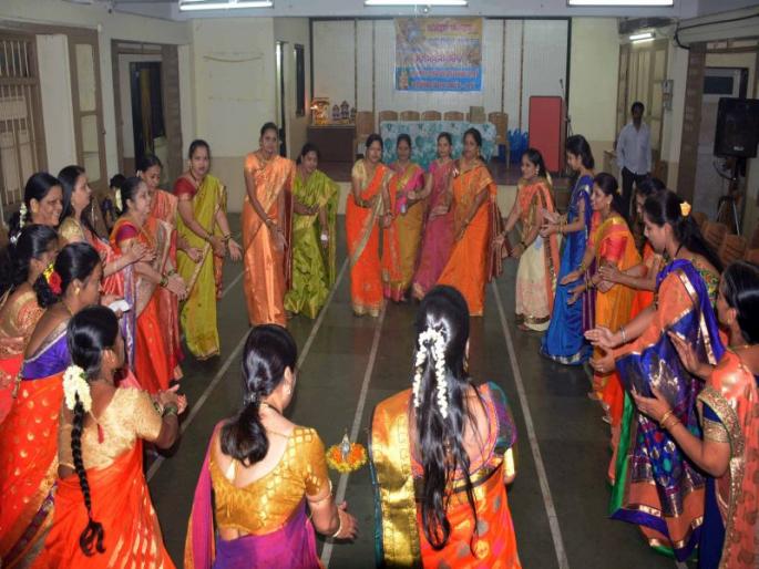 Voices Up, Joy of 'Bhondali' organized by Lutila Dhananjar Pratishthan Mahila Mandal looted in Facebook | व्हॉटसअप, फेसबुकच्या जमान्यातही लुटला धनगर प्रतिष्ठान महिला मंडळ आयोजित 'भोंडल्या'चा आनंद