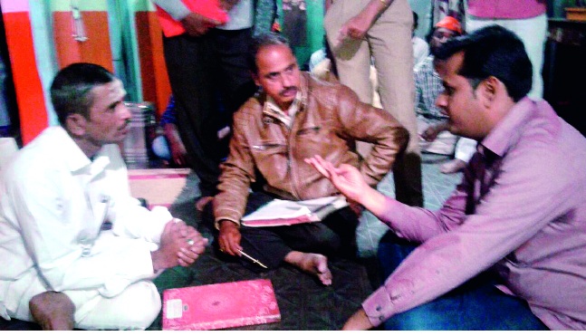 Bora Baba Bacha Bana exposed in Morale - Bhonduagiri; In police custody; Meetings of devotees every Thursday | मोराळेतील भोंदूबाबाचा अंनिसकडून पर्दाफाश -दहा वर्षांपासून भोंदूगिरी; पोलिसांच्या ताब्यात; दर गुरुवारी भक्तांचा मेळावा Bora Baba Bacha Bana exposed in Morale - Bhonduagiri; In police custody; Meetings of devotees every Thursday | मोराळेतील भोंदूबाबाचा अंनिसकडून पर्दाफाश -दहा वर्षांपासून भोंदूगिरी; पोलिसांच्या ताब्यात; दर गुरुवारी भक्तांचा मेळावा