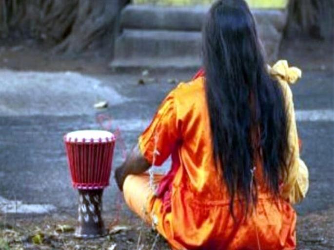 Such a feat of Maharaja, he ran the girl away saying that he was leading the fair | महाराजाचा असाही कारनामा, जत्रेला नेत असल्याचे सांगून युवतीला पळविले Such a feat of Maharaja, he ran the girl away saying that he was leading the fair | महाराजाचा असाही कारनामा, जत्रेला नेत असल्याचे सांगून युवतीला पळविले