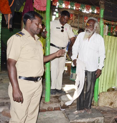 'Lai big Karani Hi .. I have to get it in half an hour,' says Bhondu Baba from the police station in Solapur! | ‘लई मोठी करणी हाय.. साडेसात हजारात काढावं लागंल,’ म्हणणारा सोलापुरातील भोंदूबाबा थेट पोलीस ठाण्यात ! 'Lai big Karani Hi .. I have to get it in half an hour,' says Bhondu Baba from the police station in Solapur! | ‘लई मोठी करणी हाय.. साडेसात हजारात काढावं लागंल,’ म्हणणारा सोलापुरातील भोंदूबाबा थेट पोलीस ठाण्यात !