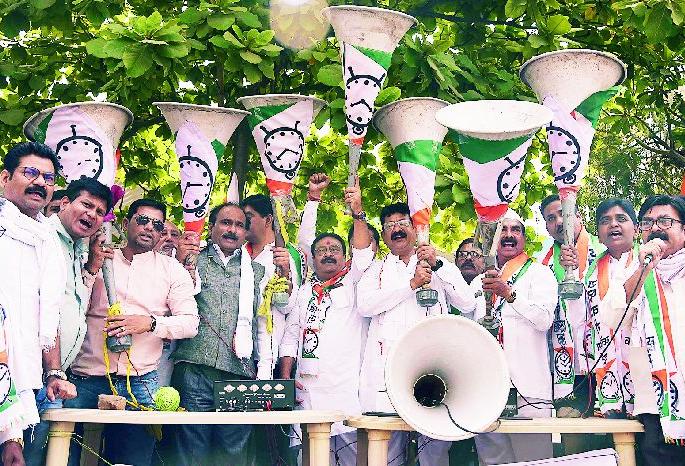 NCP's loudspeaker agitation against inflation at nagpur | नागपुरात राष्ट्रवादीच्या भोंग्यातून महागाईविरोधात गजर; भाजप नेत्यांना त्यांच्याच भाषणाची करून दिली आठवण