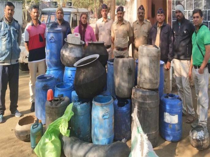 Vendor on liquor bars in Bhongre village in Shahada taluka | शहादा तालुक्यातील भोंगरे गावात दारू अड्डय़ांवर धाडसत्र
