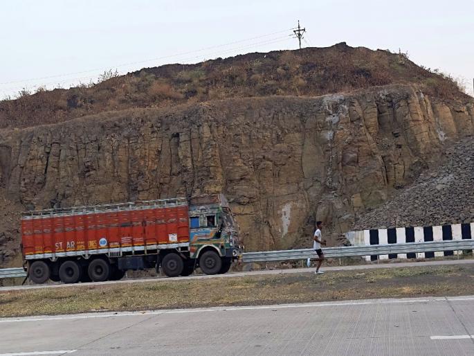 'Morning Walk' on 'Samruddhi Mahamarg' by Bending the rules | 'समृद्धी'वर 'मॉर्निंग वॉक'; नियमांना बगल 'Morning Walk' on 'Samruddhi Mahamarg' by Bending the rules | 'समृद्धी'वर 'मॉर्निंग वॉक'; नियमांना बगल