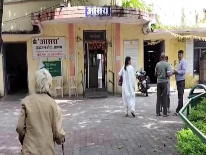 In Madhya Pradesh's Bhopal, a man missed his father's funeral but reached an old-age home to bring a sign | अंत्यसंस्कारासाठी गैरहजर! पण वडिलांची चप्पल मागण्यासाठी करोडपती लेक वृद्धाश्रमात पोहोचला In Madhya Pradesh's Bhopal, a man missed his father's funeral but reached an old-age home to bring a sign | अंत्यसंस्कारासाठी गैरहजर! पण वडिलांची चप्पल मागण्यासाठी करोडपती लेक वृद्धाश्रमात पोहोचला