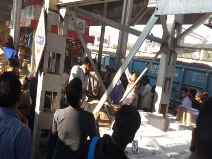 Over-bridge at Bhopal rail station collapses on passengers, several injured | Bhopal Railway Station: भोपाळ रेल्वे स्थानकात ओव्हर ब्रिजचा भाग कोसळला, सहा जण जखमी