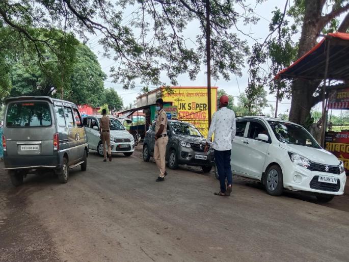Action against citizens who come for weekend tourism in Bhor city; A fine of Rs 85,000 was recovered | भोर शहरात विकेंडला पर्यटनासाठी आलेल्या नागरिकांवर कारवाई; तब्ब्ल ८५ हजारांचा दंड वसूल Action against citizens who come for weekend tourism in Bhor city; A fine of Rs 85,000 was recovered | भोर शहरात विकेंडला पर्यटनासाठी आलेल्या नागरिकांवर कारवाई; तब्ब्ल ८५ हजारांचा दंड वसूल