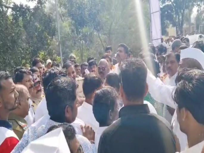 Activists of current and former MLAs clashed with each other in Bhor; A scuffle broke out between the two activists outside the polling station. | Maharashtra Local Body Election 2025: भोरमध्ये आजी-माजी आमदारांचे कार्यकर्ते एकमेकांना भिडले; मतदान केंद्राबाहेरच दोन्ही कार्यकर्त्यांमध्ये बाचाबाची..