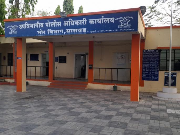 youth in karnalwadi attempts self immolation | कर्नलवाडीतील युवकाचा आत्मदहनाचा प्रयत्न youth in karnalwadi attempts self immolation | कर्नलवाडीतील युवकाचा आत्मदहनाचा प्रयत्न