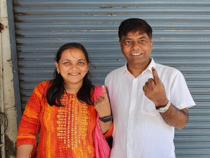 for voting Bhosle couple subhakar bhosale aruna bhosale from Qatar maval loksabha | मतदानाची गोडी, लाखभर खर्चून आली जोडी! कतारमधून आलेल्या भोसले दाम्पत्याकडून मतदान for voting Bhosle couple subhakar bhosale aruna bhosale from Qatar maval loksabha | मतदानाची गोडी, लाखभर खर्चून आली जोडी! कतारमधून आलेल्या भोसले दाम्पत्याकडून मतदान