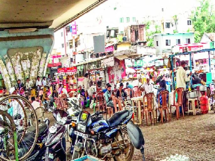 Bhosari flypox breathes hard, ignore encroachment | भोसरी उड्डाणपुलाचा श्वास गुदमरतोय, अतिक्रमणाकडे दुर्लक्ष  Bhosari flypox breathes hard, ignore encroachment | भोसरी उड्डाणपुलाचा श्वास गुदमरतोय, अतिक्रमणाकडे दुर्लक्ष
