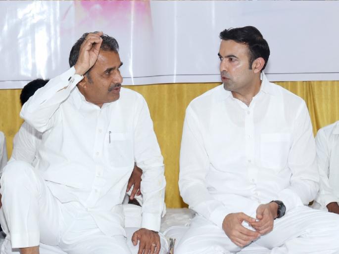 NCP leader Balasaheb Patil and BJP leader Dr. Atul Bhosale political plowing in Karad | बाळासाहेब पाटील-अतुल भोसलेंची कराडात राजकीय नांगरट!, कानगोष्टी करीत प्रीतीभोजनही घेतले NCP leader Balasaheb Patil and BJP leader Dr. Atul Bhosale political plowing in Karad | बाळासाहेब पाटील-अतुल भोसलेंची कराडात राजकीय नांगरट!, कानगोष्टी करीत प्रीतीभोजनही घेतले