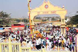 Navalch; Celebrate the journey that sparks stones in this village | नवलच ; या गावात एकमेकांवर दगड उधळून करतात यात्रा साजरी Navalch; Celebrate the journey that sparks stones in this village | नवलच ; या गावात एकमेकांवर दगड उधळून करतात यात्रा साजरी