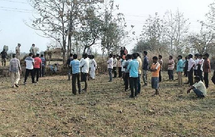 The body of a farmer was found suspicious on the farm, Bruises on the head and private part | धुऱ्यावर संशयास्पदरीत्या आढळला शेतकऱ्याचा मृतदेह; डोके व गुप्तांगावर मारहाणीच्या जखमा