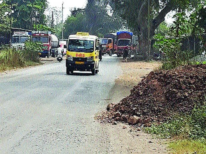 Unauthorized soil filling along Roha-Colad road | रोहा-कोलाड रस्त्यालगत अनधिकृत मातीचा भराव Unauthorized soil filling along Roha-Colad road | रोहा-कोलाड रस्त्यालगत अनधिकृत मातीचा भराव