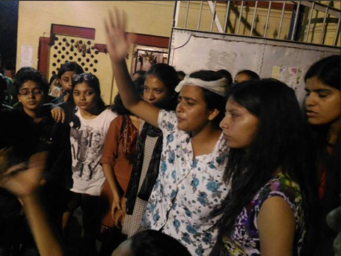 'Nowadays, the daughter is barred'; Banaras Hindu University police lathi charge: angry response | 'अबकी बार बेटी पर वार' ; बनारस हिंदू विद्यापीठातील पोलीस लाठीचार्जवर संतप्त प्रतिक्रिया 'Nowadays, the daughter is barred'; Banaras Hindu University police lathi charge: angry response | 'अबकी बार बेटी पर वार' ; बनारस हिंदू विद्यापीठातील पोलीस लाठीचार्जवर संतप्त प्रतिक्रिया