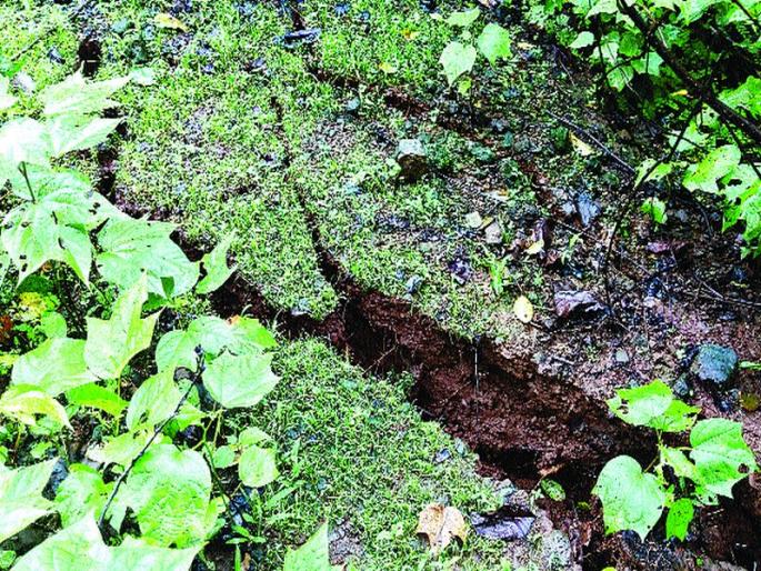 The risk of landslides in Sahyadriwadi; The villagers are frightened | सह्याद्रीवाडीला भूस्खलनाचा धोका; ग्रामस्थ भयभीत The risk of landslides in Sahyadriwadi; The villagers are frightened | सह्याद्रीवाडीला भूस्खलनाचा धोका; ग्रामस्थ भयभीत