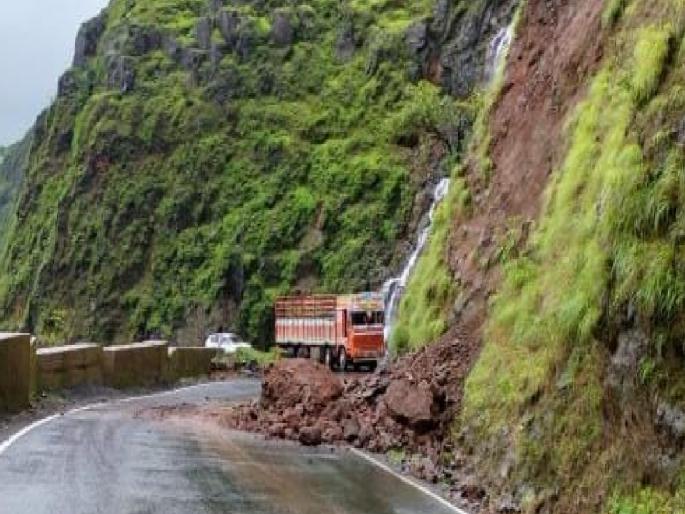 A crack collapsed in Bhuibawda Ghat, one way traffic started   | Sindhudurg: भुईबावडा घाटात दरड कोसळली, एकेरी वाहतूक सुरू   A crack collapsed in Bhuibawda Ghat, one way traffic started   | Sindhudurg: भुईबावडा घाटात दरड कोसळली, एकेरी वाहतूक सुरू