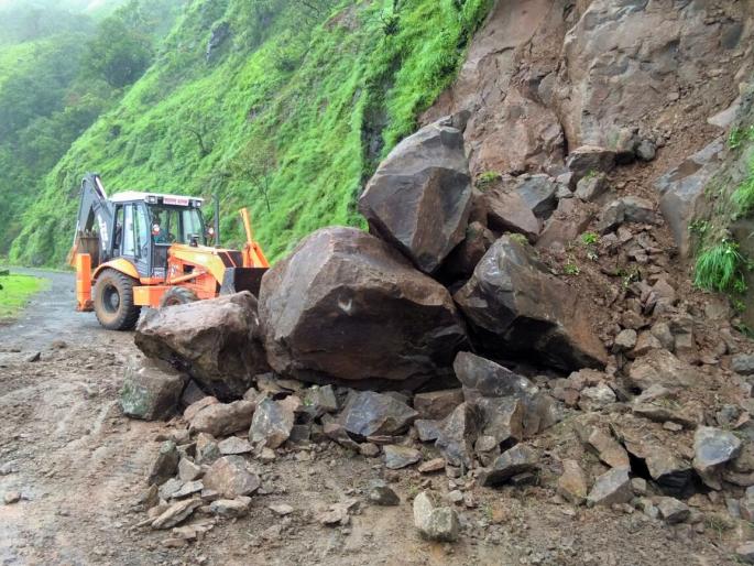Debris removed in Bhubaboda Ghat; traffic facilitates, construction department campaigns at war level | भुईबावडा घाटातील दरड हटविली;वाहतूक सुरळीत, बांधकाम विभागाची युद्ध पातळीवर मोहीम Debris removed in Bhubaboda Ghat; traffic facilitates, construction department campaigns at war level | भुईबावडा घाटातील दरड हटविली;वाहतूक सुरळीत, बांधकाम विभागाची युद्ध पातळीवर मोहीम