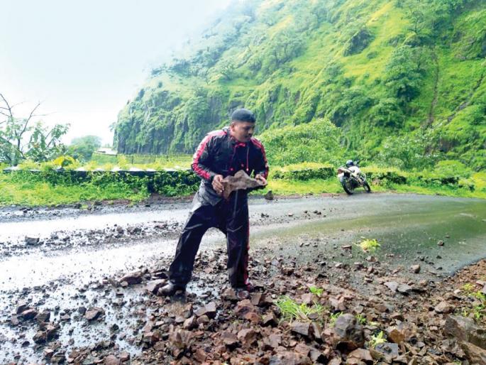 Bhuibawada deficit plummets | भुईबावडा घाटात दरड कोसळली, पोलिसांनी वाहतूक केली सुरळीत Bhuibawada deficit plummets | भुईबावडा घाटात दरड कोसळली, पोलिसांनी वाहतूक केली सुरळीत